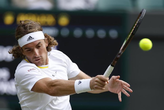 Archivo - 02 July 2022, United Kingdom, London: Greek tennis player Stefanos Tsitsipas in action against Australian Nick Kyrgios during their men's singles third round match on the sixth day of the 2022 Wimbledon Grand Slam tournament at the All England