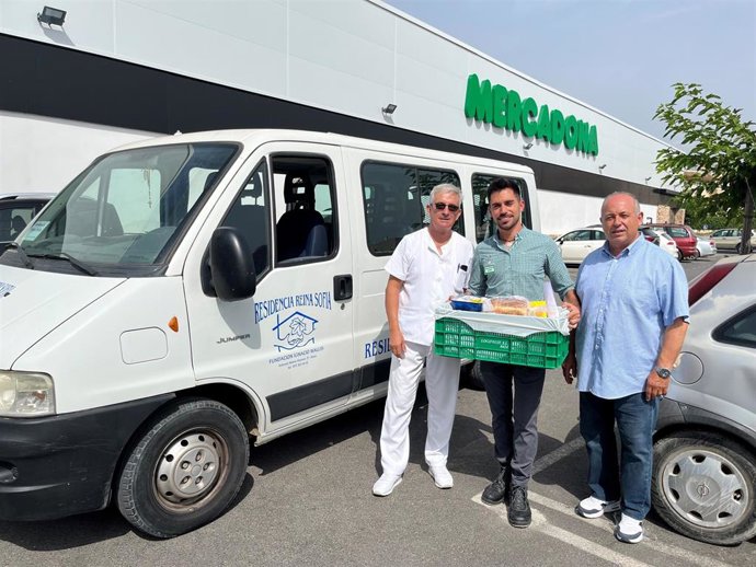 Un momento de la entrega de alimentos a Cáritas desde el supermercado de Cas Capit.