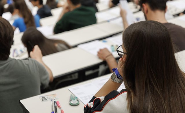 Estudiantes realizan la EVAU en la UPNA.