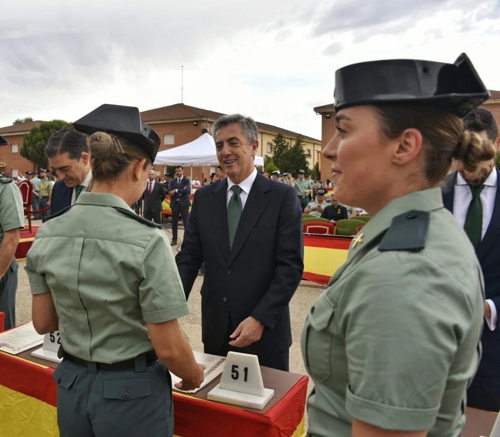 Leonardo Marcos entrega diplomas a dos de las nuevas guardias civiles de la 128 promoción