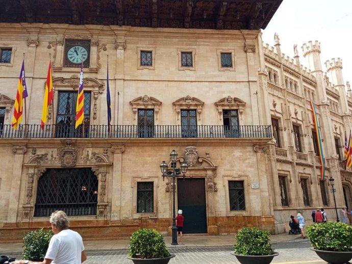 La fachada del Ayuntamiento de Palma, sin la bandera arcoriris, junto al Consell de Mallorca, donde sí luce la enseña LGTBI.