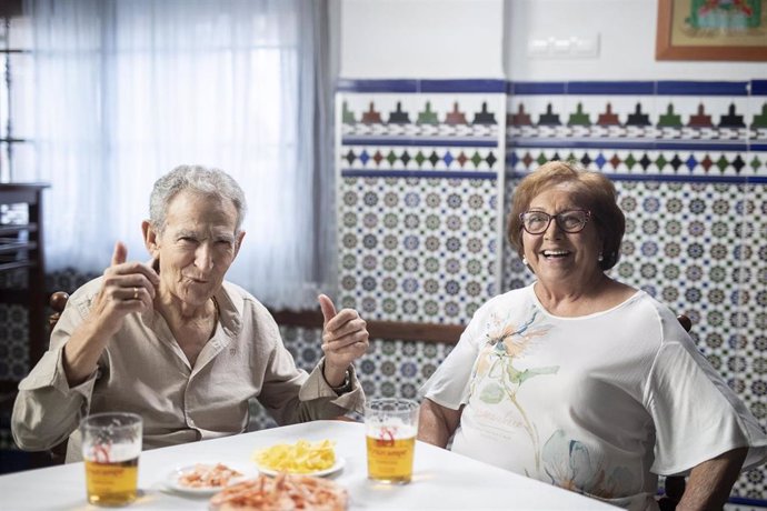 Archivo - Pepe 'El Mudo' y su mujer, en el bar que ambos regentan en Mairena del Aljarafe.