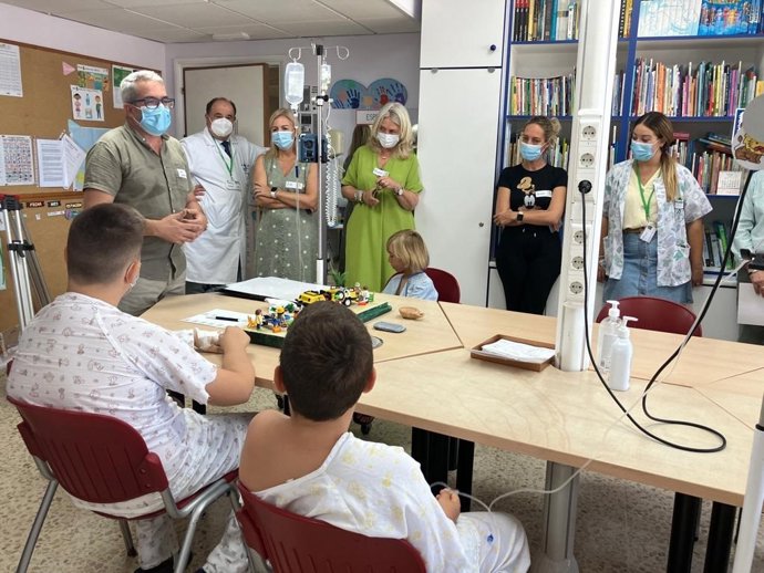 Mercedes Colombo en el Hospital Puerta del Mar con la iniciativa 'Museo en Pijama'.