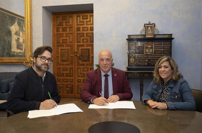 El presidente en funciones de la Diputación de Córdoba, Antonio Ruiz (centro), en la firma con la Fundación Artdecor.