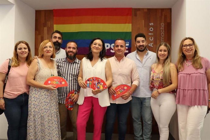 Crespín (centro), junto a otros dirigentes y candidatos de su partido.