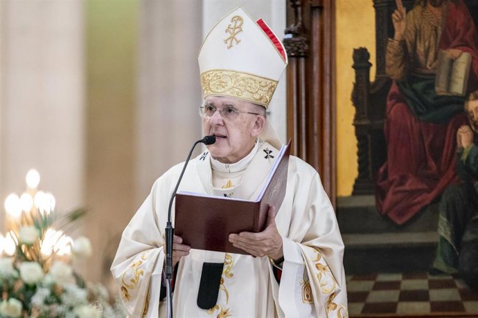 Archivo - El arzobispo emérito de Madrid, el cardenal Carlos Osoro, durante una misa en la Catedral del ala Almudena.