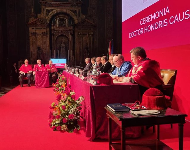 Honoris Causa de la US a Rafael Escuredo 