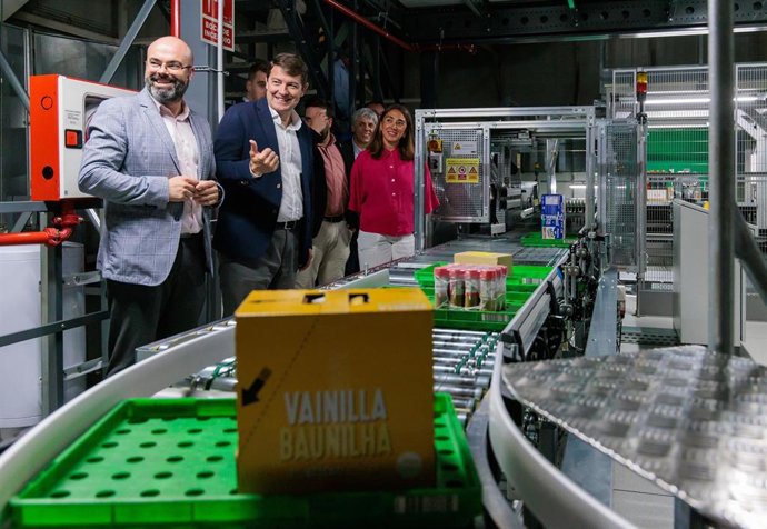 Mañueco en la visita al bloque logístico de Mercadona en Villadangos del Páramo (León)