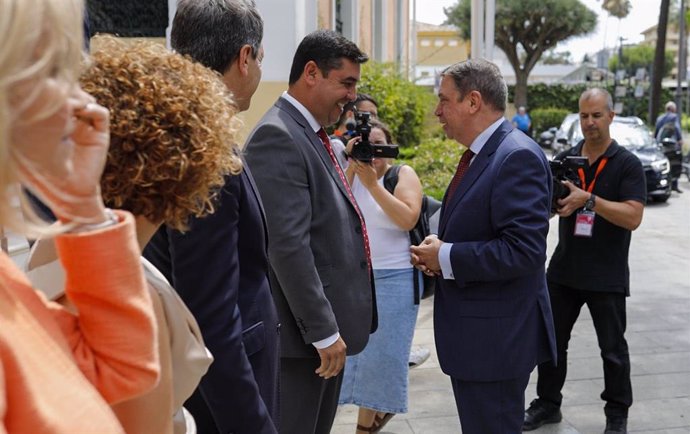 El ministro de Agricultura, Pesca y Alimentación, Luis Planas, junto al presidente de Freshuelva, Francisco José Gómez.