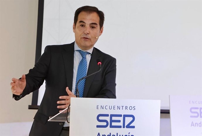 El consejero de Justicia, Administración Local y Función Pública, José Antonio Nieto, en un foro de la Cadena SER en Sevilla.