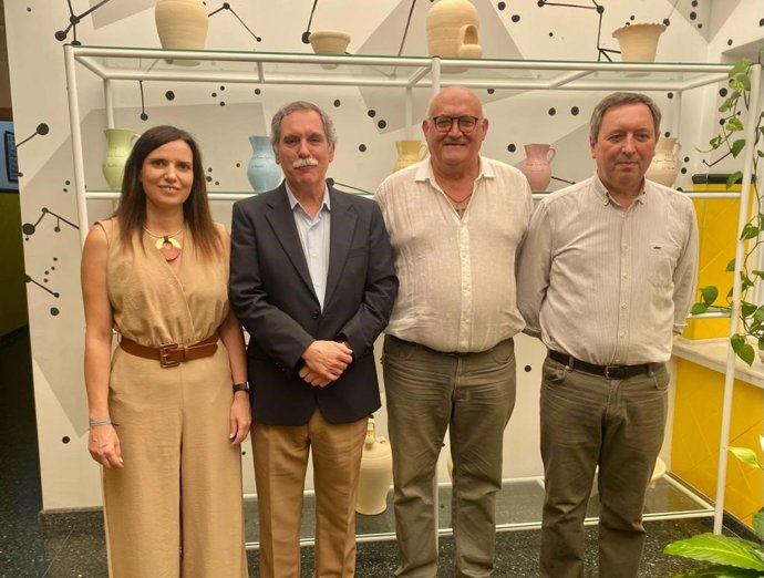 El delegado territorial de Desarrollo Educativo y Formación Profesional, José Francisco Viso (izda.), y la delegada territorial de Empleo, Empresa y Trabajo Autónomo, María Dolores Gálvez, en su visita a La Rambla.
