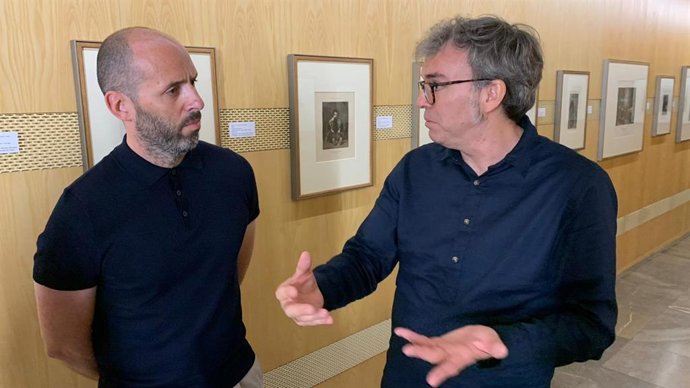 El delegado territorial de Turismo, Cultura y Deporte, Eduardo Lucena (izda.), en la inauguración de la exposición