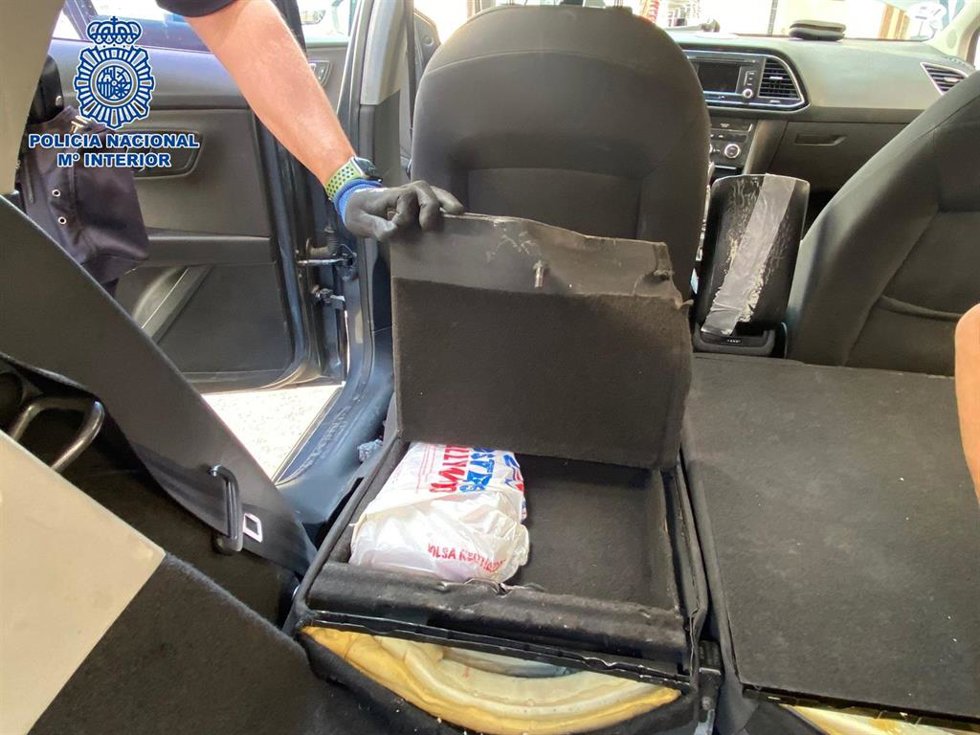 Paquete con cocaína oculto en el vehículo.