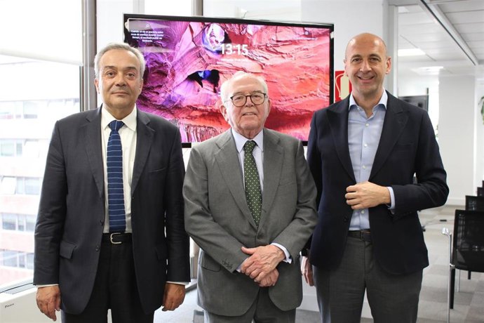 Archivo - De izq a dcha:, Víctor Calvo-Sotelo, director general de DigitalES; Eduardo Serra, presidente de DigitalES; y Manuel Castillo, director general de Scalian Spain.