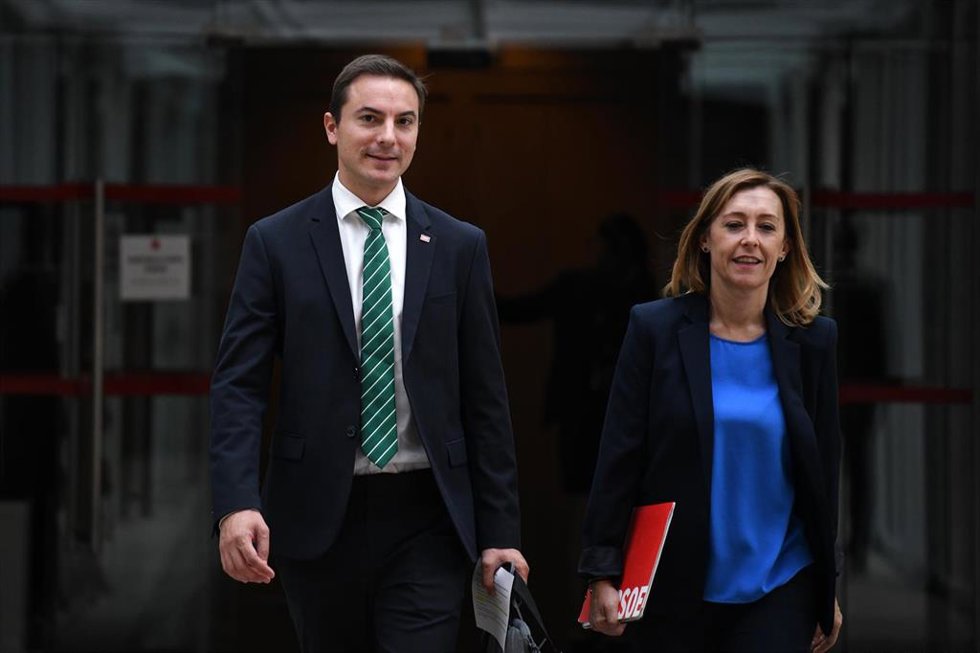 El líder del PSOE Madrid, Juan Lobato, llega al pleno de su investidura, en la Asamblea de Madrid, a 21 de junio de 2023