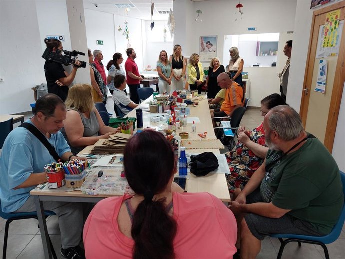 La delegada de Empleo en Málaga, Camen Sánchez Sierra, durante su visita al Centro Especial de Empleo Afesol.