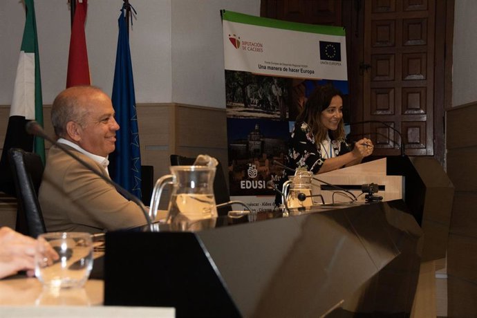 El diuptado provincial en funciones Santos Jorna asiste a una jornada para analizar la marcha de los proyectos Edusi de la Diputación de Cáceres