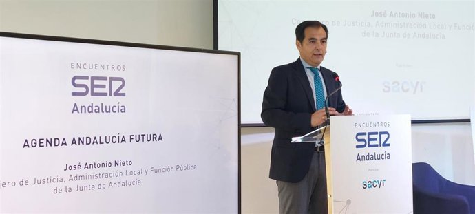 El consejero de Justicia, Administración Local y Función Pública, José Antonio Nieto, en un encuentro de la Cadena SER organizado en Sevilla.