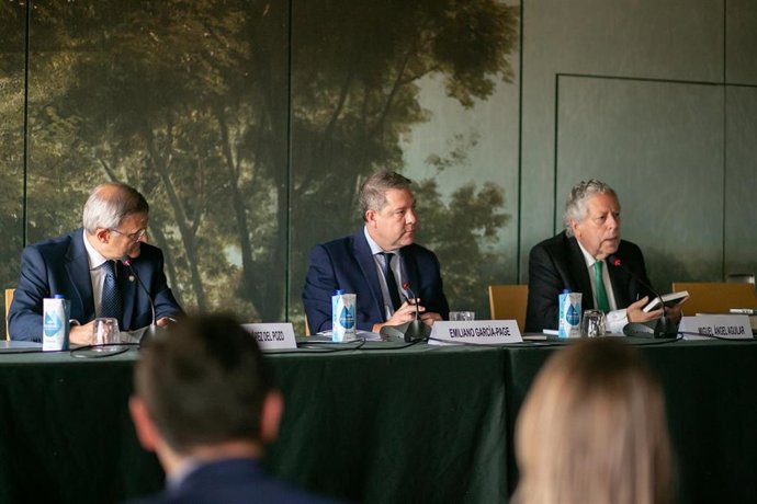 El presidente regional, Emiliano García-Page; el secretario general de la APE, Miguel Ángel Aguilar; y el director general de Política de Defensa, Fernando López del Pozo, inauguran el XXXV Seminario Internacional de Seguridad y Defensa.