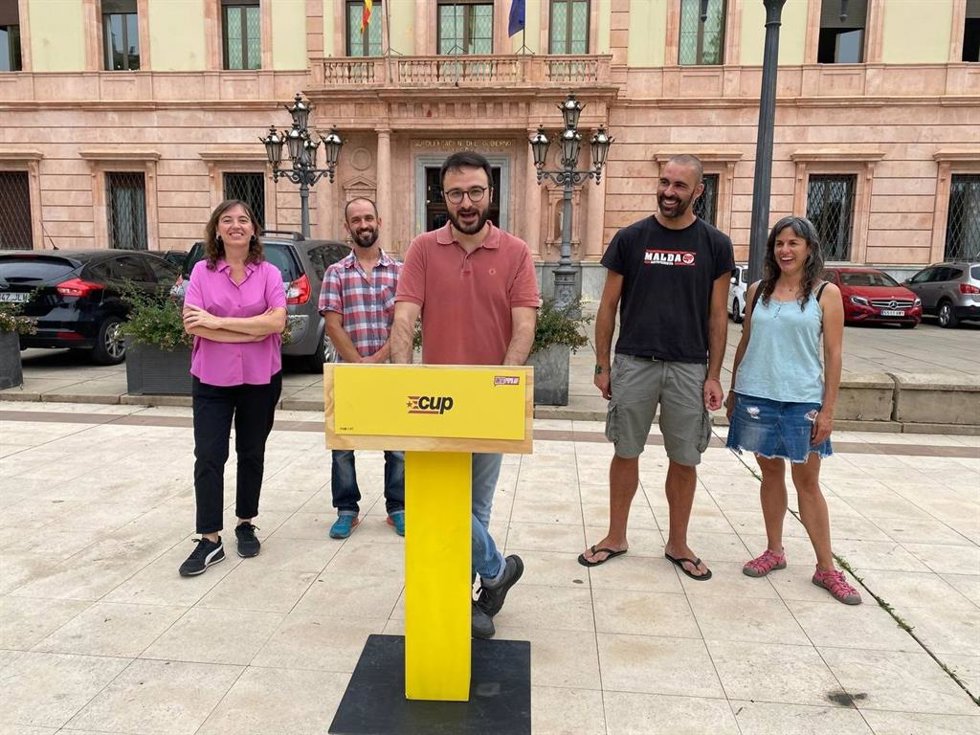 Albert Botran junto a miembros de la candidatura de la CUP, en Lleida.