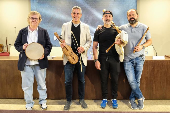 Presentación de los instrumentos musicales del proyecto 'El Cajigo Cubilón, una segunda vida para su madera'.