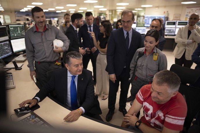 El consejero de Presidencia, Interior, Diálogo Social y Simplificación Administrativa de la Junta de Andalucía, Antonio Sanz, en su visita al parque energético La Rábida en Palos de la Frontera (Huelva).