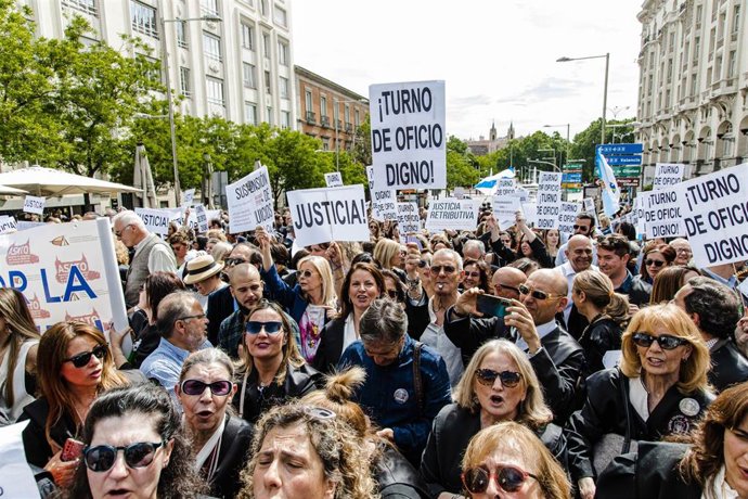 Archivo - Abogados de oficio con pancartas durante una protesta para reclamar mejoras laborales, frente al Congreso de los Diputados, a 27 de abril de 2023, en Madrid (España). El sindicato de abogados Venia Advocatorum Unio y las 14 asociaciones que co