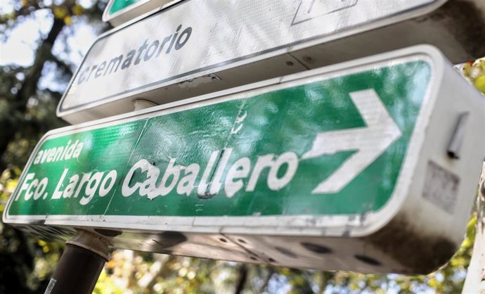 Archivo - Señal de la dirección de la calle Largo Caballero