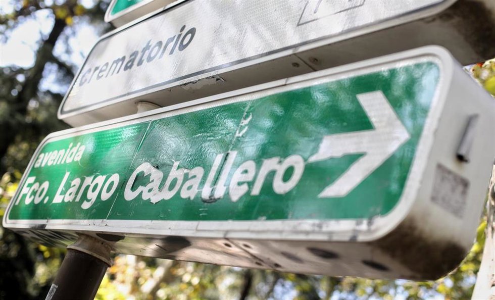 Archivo - Señal de la dirección de la calle Largo Caballero