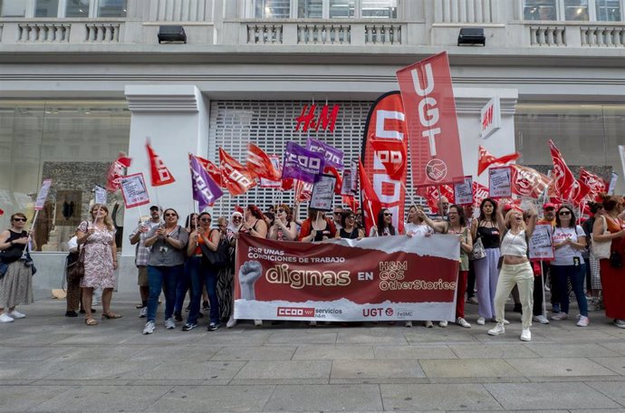 Trabajadores de la cadena sueca de moda H&M sujetan pancartas durante una protesta en Gran Vía