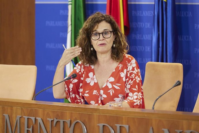 La portavoz adjunta del Grupo Por Andalucía, Esperanza Gómez, durante la ronda de ruedas de prensa de portavoces de los grupos parlamentarios en el Parlamento de Andalucía, a 21 de junio de 2023 en Sevilla (Andalucía, España). Los portavoces de los grup