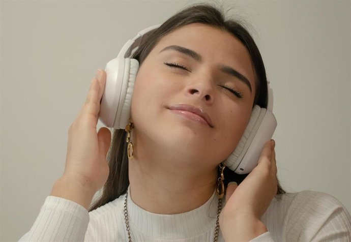 Una chica escuchando música