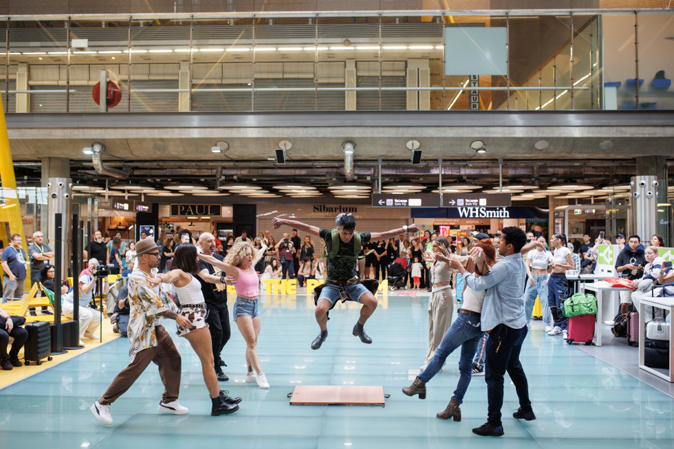 Una de las actuaciones realizadas en la Terminal T4 del Aeropuerto Adolfo Suárez Madrid-Barajas, a 21 de junio de 2023, en Madrid (España).
