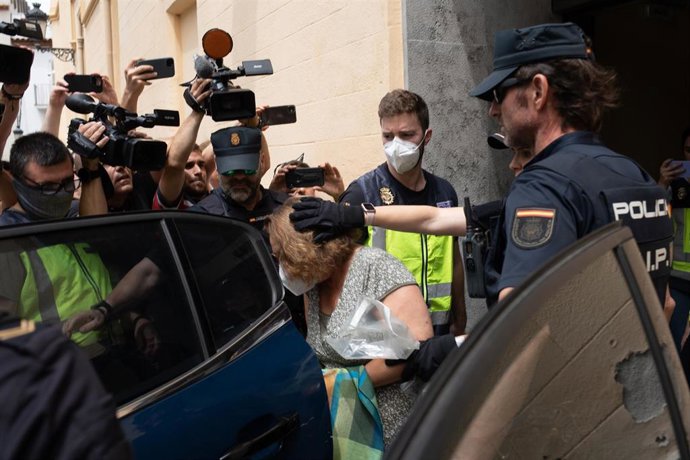 La alcaldesa de Sitges, Aurora Carbonell i Abella, a su salida del Ayuntamiento de Sitges por presunta malversación y prevaricación que afecta a miembros del actual Gobierno de ERC, a 21 de junio de 2023, en Sitges, Barcelona, Catalunya (España). Durant