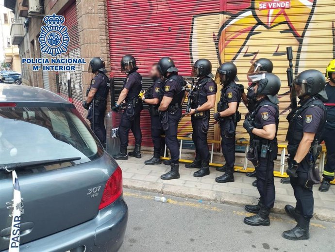 Nota De Prensa:"La Policía Nacional Detiene A Un Varón Atrincherado En Su Domicilio Con Un Cuchillo De Grandes Dimensiones"