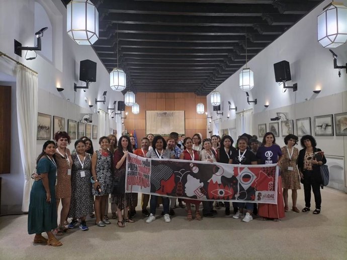Organizaciones de mujeres presentan en el Parlamento andaluz un programa para fomentar los cuidados