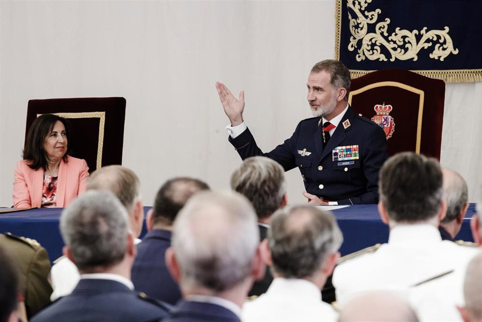 El Rey Felipe VI (c) y la ministra de Defensa, Margarita Robles (i) durante el acto de entrega de diplomas a los alumnos graduados en el XXIV Curso de Estado Mayor de la Escuela Superior de las Fuerzas Armadas, a 21 de junio de 2023, en Madrid (España)