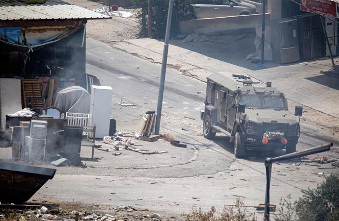 Un vehículo militar durante una redada del Ejército de Israel en la ciudad de Yenín, Cisjordania