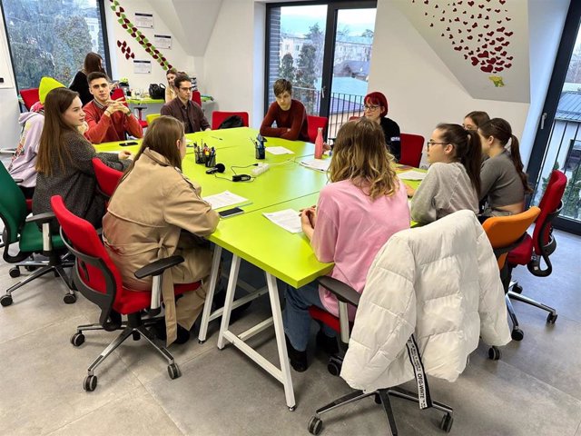 Grupo de debate con jóvenes ucranianos organizado por Plan International