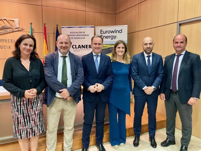 Participantes en una jornada sectorial celebrada en la Confederación de Empresarios de Andalucía (CEA) sobre energías renovables.