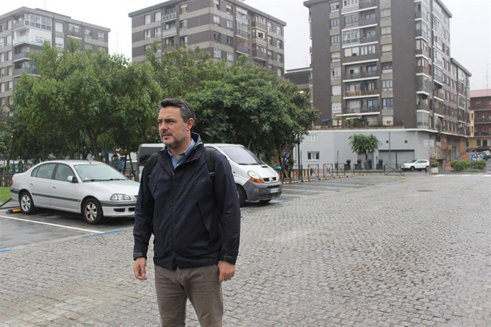 El concejal de Obras y Servicios para los Barrios y la Ciudad, Jon Andoni Uría, junto a los nuevos aparcamientos en Lasesarre.