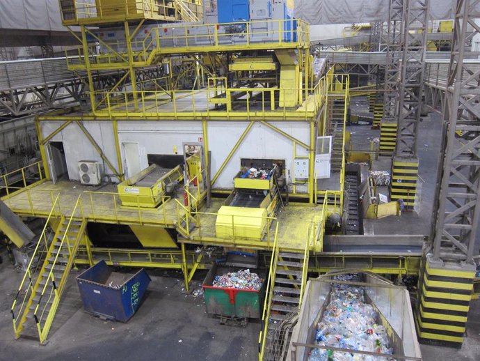 Interior de la planta de selección de envases del Ayuntamiento de Zaragoza, que gestiona la empresa Urbaser.