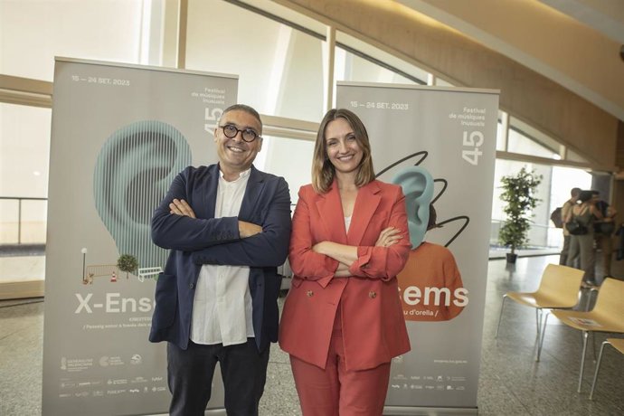 El director artístico del festival Ensems, Voro García (I) y la directora adjunta de Música y Cultura Popular Valenciana del IVC, Marga Landete (D), presentan la 45 edición del festival Ensems