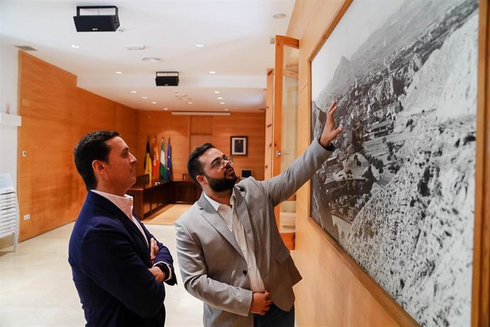 Javier Aureliano García junto al alcalde de Zurgena (Almería), Domingo Trabalón (PP)