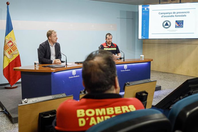 El director del departamento de Protección Civil y Gestión de Emergencias, Cristian Pons, y el responsable de la sección forestal del cuerpo de bomberos, Pere Pons, en una rueda de prensa sobre la campaña de prevencion de incendios forestale