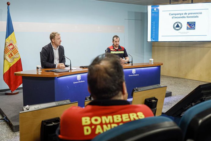 El director del departament de Protecció Civil i Gestió d'Emergncies, Cristian Pons, i el responsable de la secció forestal del cos de bombers, Pere Pons