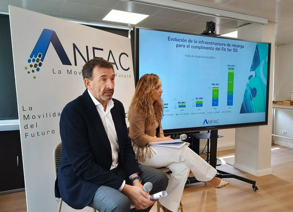 El director general de Anfac, José López-Taffal, acompañado por la directora del área industrial y medio ambiente de Anfac, Arancha García, durante la presentación de la actualización del Mapa de Infraestructura de recarga de acceso público en España
