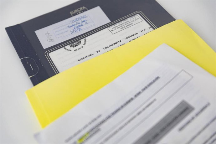 Archivo - Documentación para la firma de una hipoteca, a 15 de marzo de 2023, en Madrid (España).