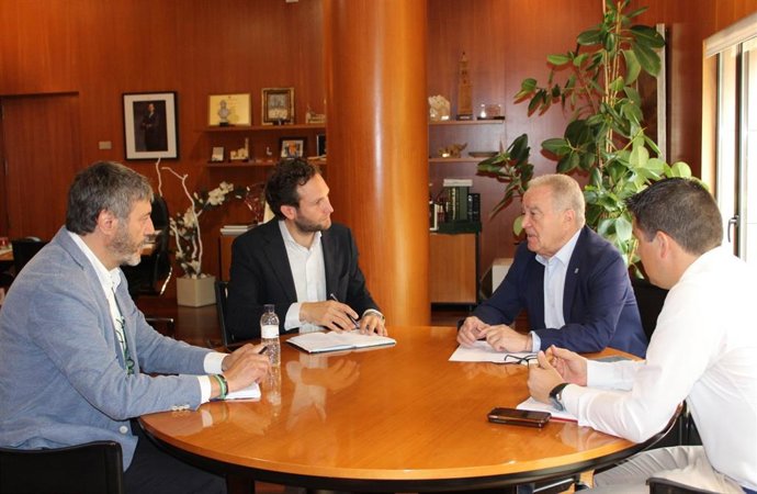 El presidente en funciones de la Diputación de Huesca se reúne con su sustituto para tratar sobre el traspaso de poderes.