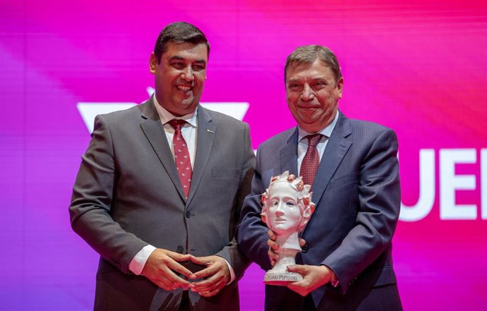 El ministro de Agricultura, Pesca y Alimentación, Luis Planas (derecha), recibe del presidente de Freshuelva, Francisco José Gómez, uno de los Premios Fresa.